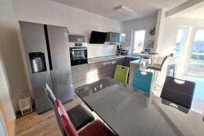 Fridge, microwave, oven, stovetop - Ferienwohnung mit Seeblick am Groß Labenzer See (Klein Labenz)