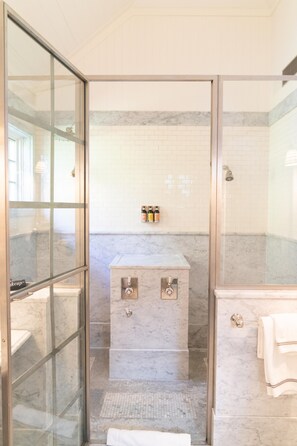 Suite « Premier » | Salle de bain | Douche, douche hydromassante, articles de toilette de luxe