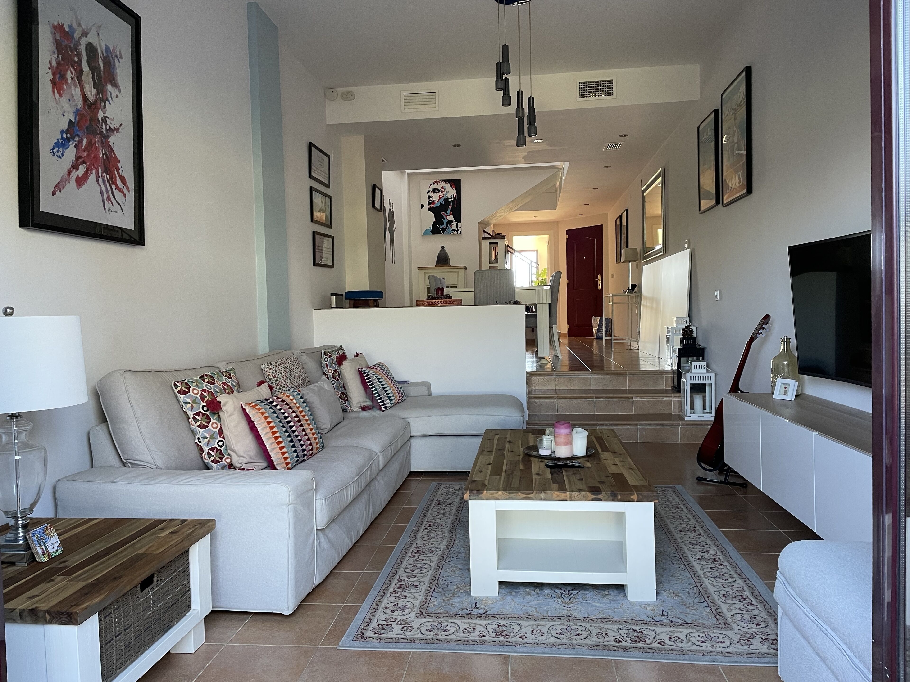 Een smart-tv en een stereo