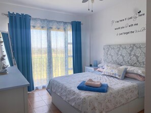 2 quartos, escrivaninha, ferros/tábuas de passar roupa, berço de viagem