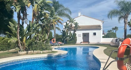 Casa Longy, modern and spacious, beach and golf, family holiday home