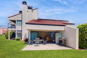 Outdoor dining - Lakefront loft studio with covered deck, views, pool, hot tub, & tennis courts (Chelan)