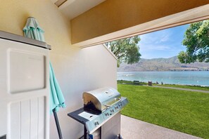 Property grounds - Lakefront loft studio with covered deck, views, pool, hot tub, & tennis courts (Chelan)