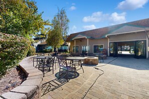 Outdoor dining - Mountain view studio with pool, hot tub & balcony - walk to the lakeshore (South Lake Tahoe)