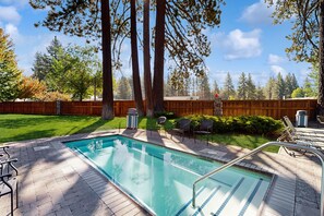 A heated pool - Mountain view studio with pool, hot tub & balcony - walk to the lakeshore (South Lake Tahoe)