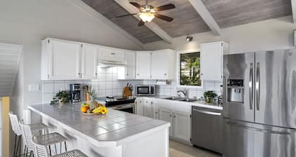 Halekii Sunset – Sweeping 180° Ocean Views | Newly Renovated Tropical Retreat