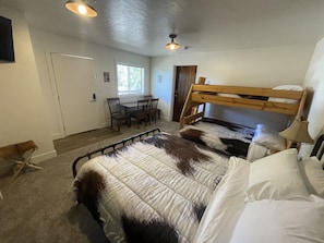 8 bedrooms, iron/ironing board, travel cot, free WiFi - Secluded North Lodge Sleeps 40 Clubhouse, Reunions, Dinosaur Quarry nearby (Jensen)