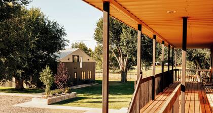 Secluded North Lodge Sleeps 40 Clubhouse, Reunions, Dinosaur Quarry nearby