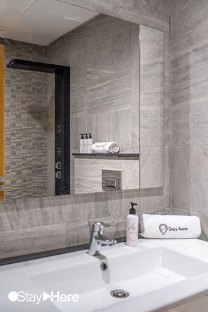 Grand-Apartment | Badezimmer | Badewanne und Dusche (separat), Komfortbadewanne