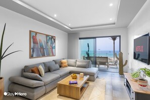 Grand-Apartment | Wohnbereich | 55-Zoll-Smart-TV mit Digitalempfang, Fernseher, Netflix
