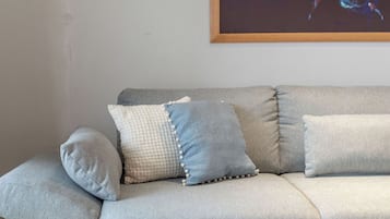 LĂ€genhet Panoramic | Vardagsrum | 55-tums smart-tv med digitalkanaler, tv och Netflix