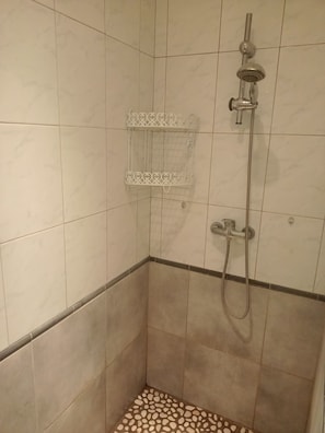 Regadera y toallas