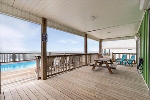 Outdoor dining - Oceanfront, Private Pool, Pet Friendly, 5/5 - Breeze Away (Dauphin Island)