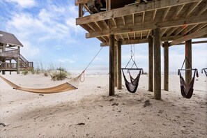 På stranden
