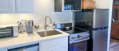 Réfrigérateur, micro-ondes, four, plaque de cuisson