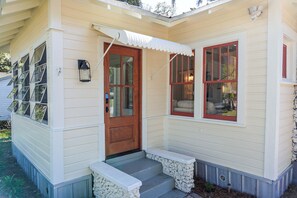 Exterior detail - Charming 1940s Cottage: Kayaking, Fishing & Birdwatching on the Nature Coast (Yankeetown)