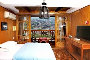 A bedroom with a bed, a desk, a chair, and a TV. - Xijiang Yuetang Homestay (Observation Deck) (Leishan)