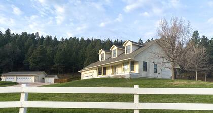 Tranquil house with fireplace, hot tub, foosball table, jetted tub, & patio