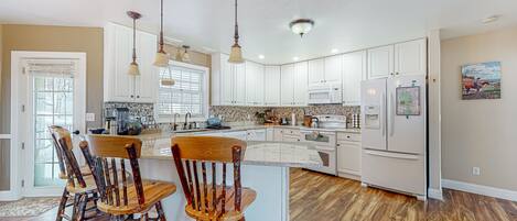 Kylskåp, mikrovågsugn, ugn och spishäll