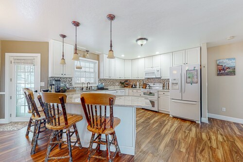 Tranquil house with fireplace, hot tub, foosball table, jetted tub, & patio