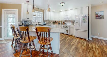 Tranquil house with fireplace, hot tub, foosball table, jetted tub, & patio