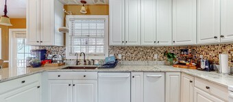 Tranquil house with fireplace, hot tub, foosball table, jetted tub, & patio