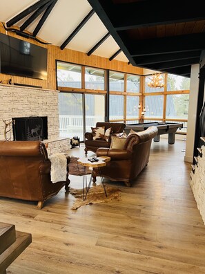 Living area - Stunning Wrightwood Chalet (Wrightwood)