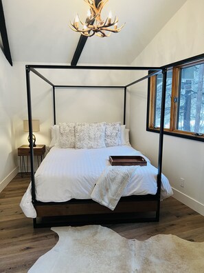 Room - Stunning Wrightwood Chalet (Wrightwood)