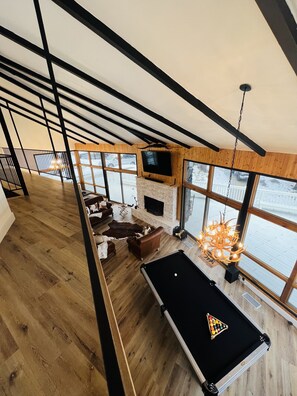 Living area - Stunning Wrightwood Chalet (Wrightwood)