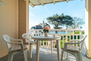Outdoor dining - Côté Ouest - Appt avec piscine partagée (Benodet)