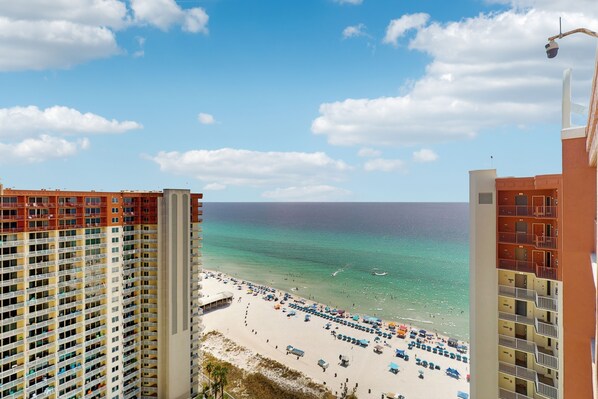 En la playa y toallas de playa 