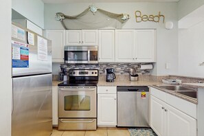 Refrigerador, microondas, horno y parrilla de estufa 