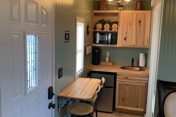 Kjøleskap, mikrobølgeovn, kaffetrakter/tekoker og brødrister