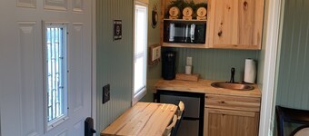 Blue Moon tiny cabin close to everything with Mountain View No Cleaning Fees