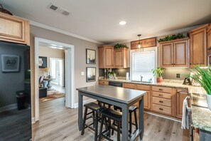 Jääkaappi, mikroaaltouuni, uuni, liesi