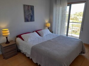 2 Schlafzimmer, Schreibtisch, Bügeleisen/Bügelbrett, kostenloses WLAN