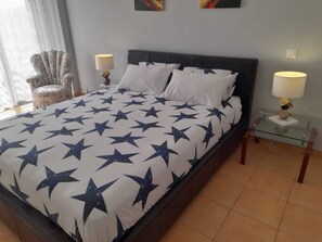 2 habitaciones, escritorio, tabla de planchar con plancha y wifi gratis