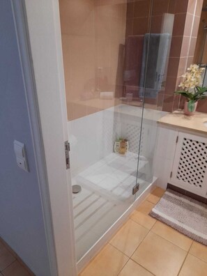 Dusche, Haartrockner, Handtücher