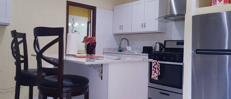 Kjøleskap, mikrobølgeovn, ovn og kokeplater