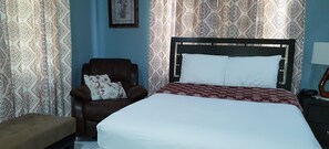 1 bedroom, iron/ironing board, free WiFi, bed sheets - Beautiful one bedroom apartment (Savannah)