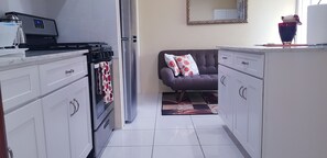 Een koelkast, een microgolfoven, een oven, een kookplaat