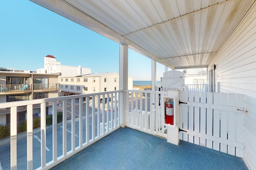 Spacious ocean view condo with large balcony & washer/dryer - easy beach access