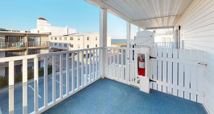 Spacious ocean view condo with large balcony & washer/dryer - easy beach access