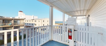 Spacious ocean view condo with large balcony & washer/dryer - easy beach access