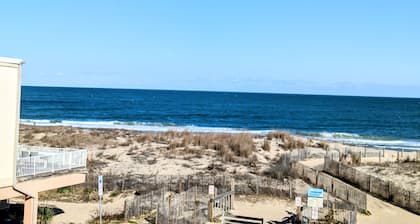 Spacious ocean view condo with large balcony & washer/dryer - easy beach access