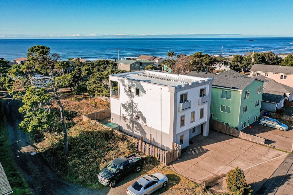 The Castle at Roads End - Lincoln City + Hot tub + Arcade + Sauna + Ocean view 