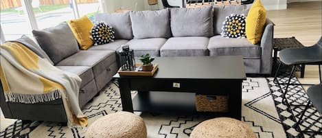 TV connectée, cheminée, table de tennis de table