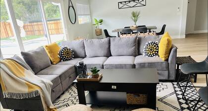 Luxurious house with Heated Pool & Spa - Modern and Newly Renovated!