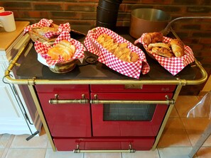 Daily continental breakfast for a fee - Aux Chambres du Chadoux de Chateaubourg (Chateaubourg)