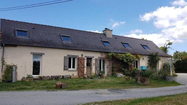 A two-story house with a sloped roof, multiple windows, and a front door. - Aux Chambres du Chadoux de Chateaubourg (Chateaubourg)